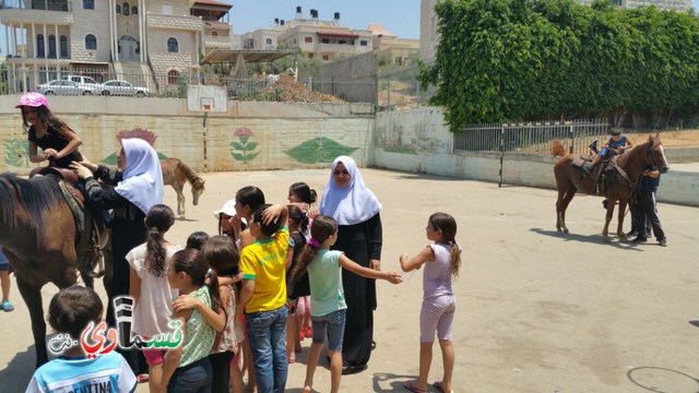 كفرقاسم - فيديو  : تعليم هواية ركوب الخيل في مدرسة جنة ابن رشد في اليوم الرابع لصيف الصادقة 